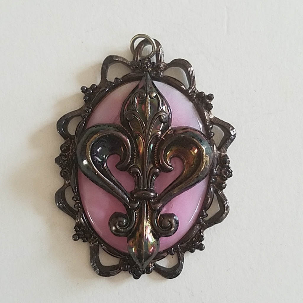 Pink Shell Fancy Fleur Necklace 20$